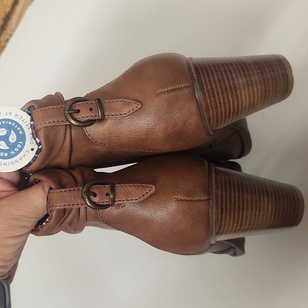 SOLD
BareTraps Brown Ankle Boots Sz 10 - Picture 3 of 5
